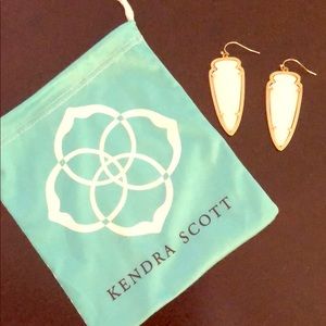 Kendra Scott white and gold earrings 💗